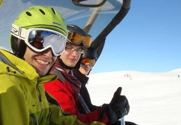 Teilnehmer auf dem Skilift