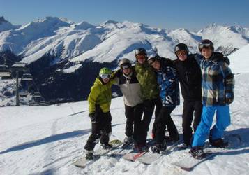 Gruppenfoto auf den Ski