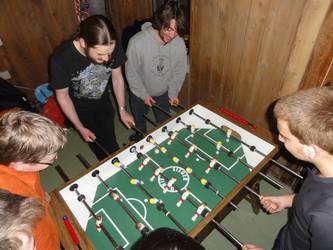 Am Tischfussball spielen