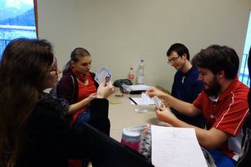 Teilnehmer und Spieler beim Kartenspiel