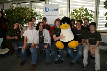 Die Teilnehmer bei IBM/itpoint mit einem Stoff-Tux (es fehlt: Samuel Grütter)