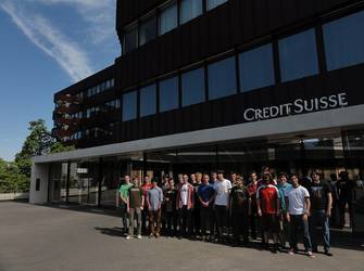 Gruppenfoto vor dem CreditSuisse Gebäude