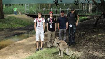 Teilnehmer im Zoo mit Känguru