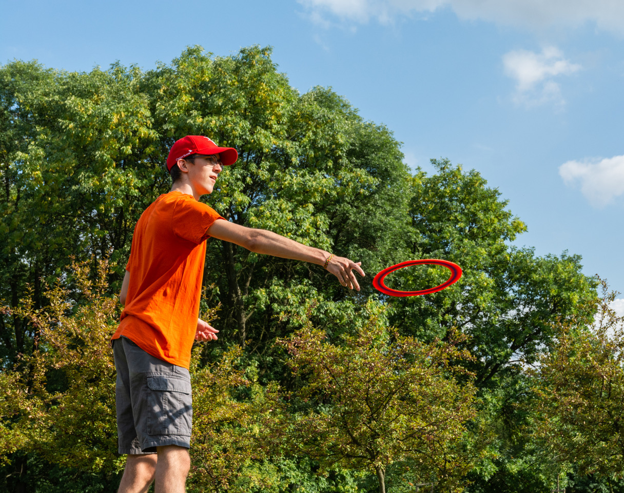 Elias am Frisbee spielen
