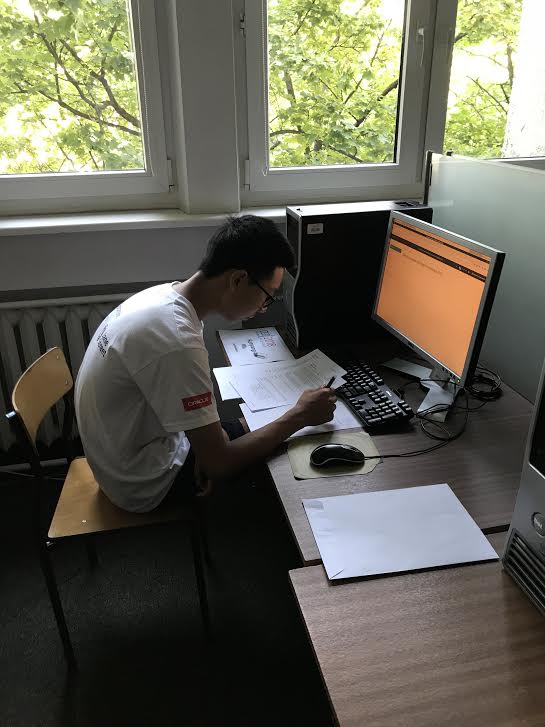 Simon am Aufgaben lösen